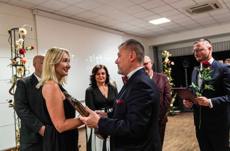 „Złote Konie” rozdane. Na zdjęciu prezydent Piotr Korytkowski wręcza nagrodę firmie FOTO SYPNIEWSKI