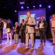 Sportowe podsumowanie roku szkolnego 2024/2025. Na zdjęciu prezydent Piotr Korytkowski przemawia ze sceny do uczestników, za nim stoją nagrodzeni sportowcy.