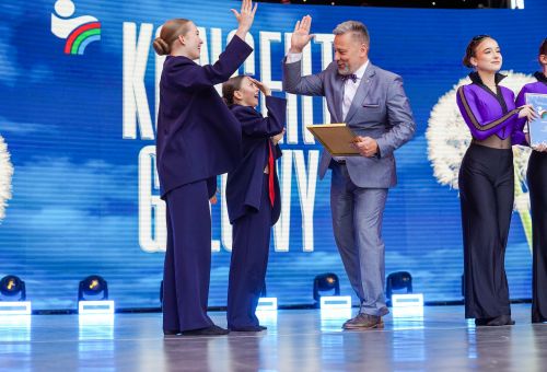 Galeria zdjęć do artykułu - 	Koncert galowy 45. Międzynarodowego Dziecięcego Festiwalu Piosenki i Tańca w Koninie