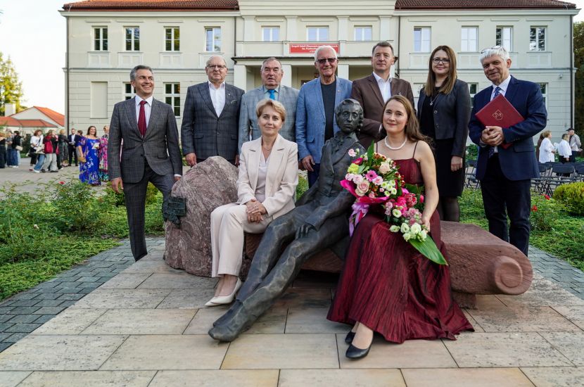 W środowe popołudnie w podkonińskim Żychlinie odbył się niezwykły koncert. Przed pałacem Bronikowskich, dziś siedzibie ZSE-U im. Fryderyka Chopina, zabrzmiała muzyka wielkiego Polaka, który w tym miejscu przebywał przez kilka dni