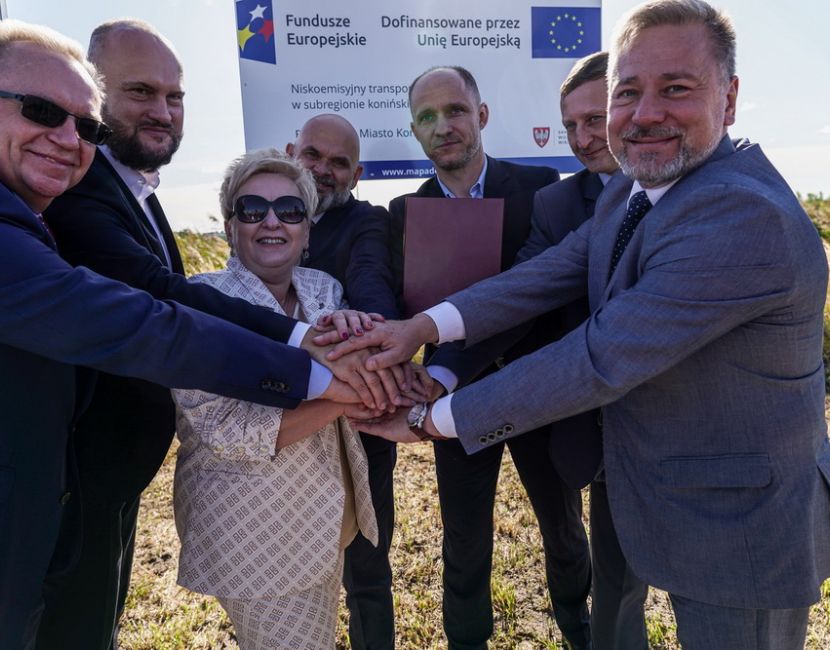 Nowoczesna zajezdnia autobusowa już za ponad 2 lata. Na zdjęciu widoczni są stojący w miejscu, gdzie ma być zlokalizowana inwestycja: prezes ARR, prezes MZK, przedstawiciele TORPOL i BBF, prezydent Konina Piotr Korytkowski.