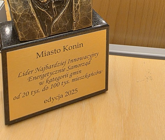 Konin w gronie liderów konkursu na Najbardziej Innowacyjny Energetycznie Samorząd. Na zdjęciu jest statuetka konkursu.