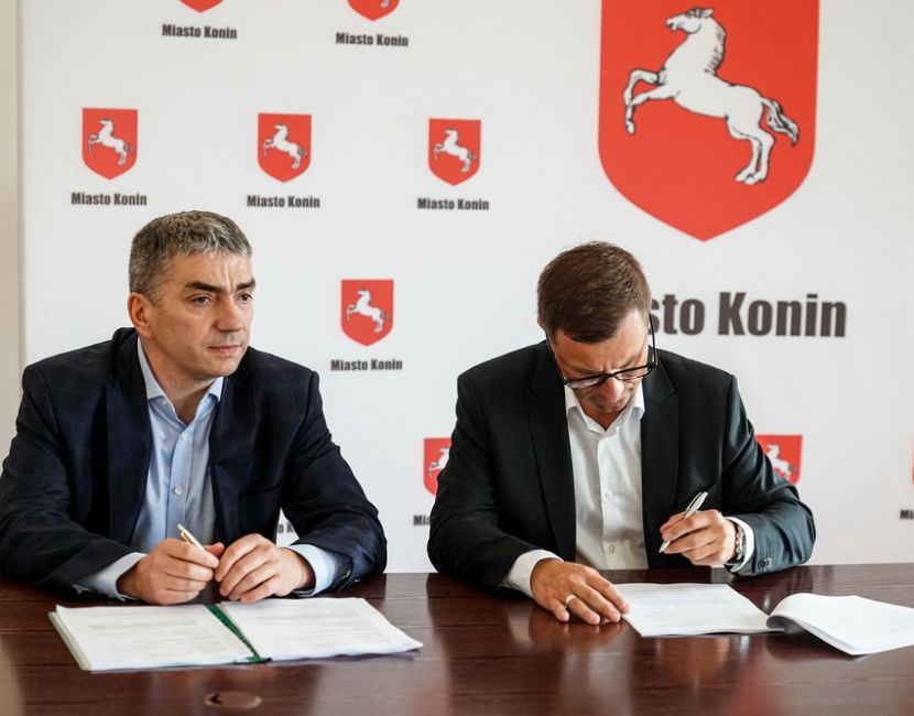 "Umowa podpisana. Remont mostu na Trasie Warszawskiej może się rozpoczynać". Na zdjęciu dyrektor ZDM Grzegorz Pająk i prezes BANIMEX-u Łukasz Zajdler podpisują umowę