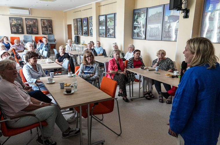 Na zdjęciu widzimy grupę osób w Bibliotece Publicznej podczas imprezy Kadr Fórmanka – archiwum fotograficzne