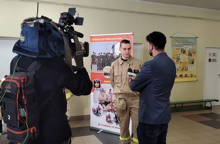 Konin na TAK! Na zdjęciu jest kamerzysta, dziennikarz i młody strażak podczas wejścia do programu na żywo.