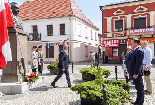 Msza św. i składanie kwiatów pod pomnikiem Marszałka Józefa Piłsudskiego