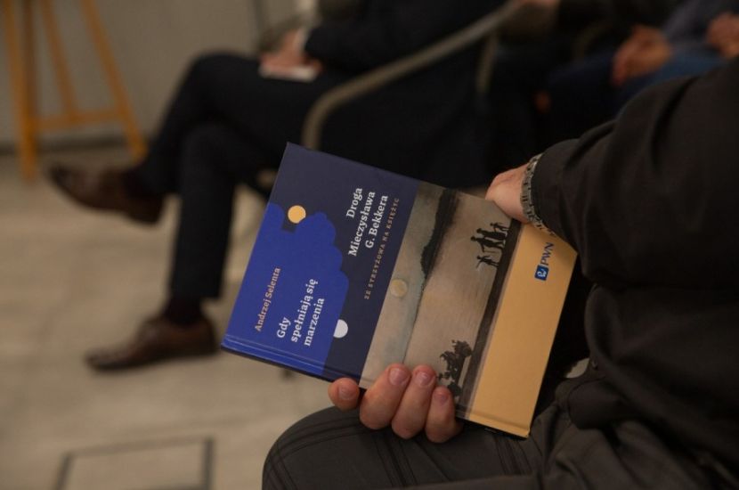 Wyróżnienie dla książki  o Mieczysławie Bekkerze. Na zdjęciu widać książkę w ręce czytelnika.