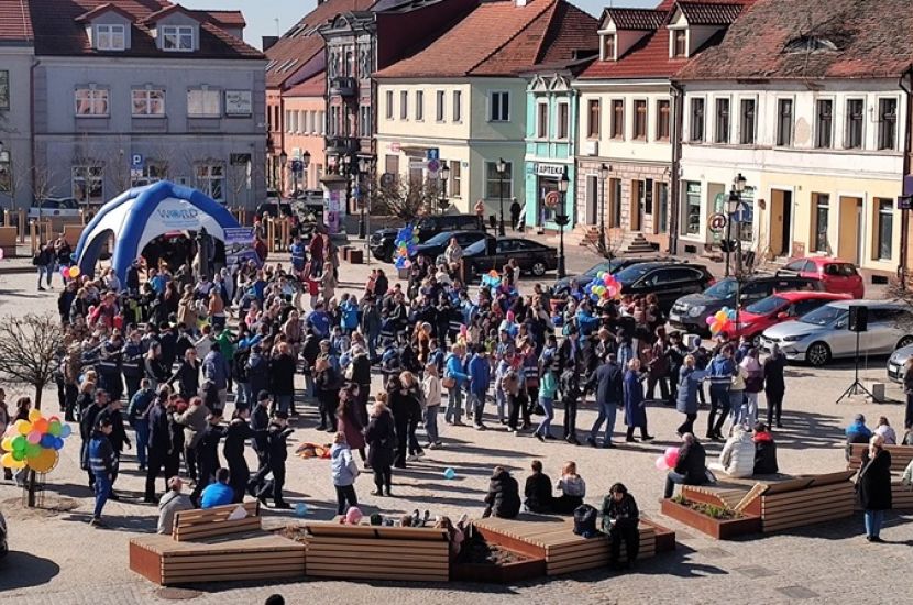 Konin na niebiesko – wspólne obchody Światowego Dnia Świadomości Autyzmu. Na zdjęciu zrobionym z góry widać tłum ludzi w niebieskich barwach, tańczących na rynku.