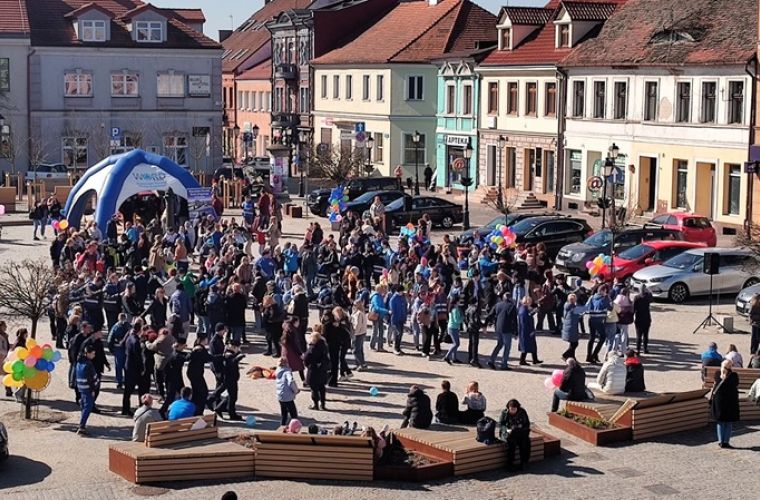 Konin na niebiesko – wspólne obchody Światowego Dnia Świadomości Autyzmu. Na zdjęciu zrobionym z góry widać tłum ludzi w niebieskich barwach, tańczących na rynku.