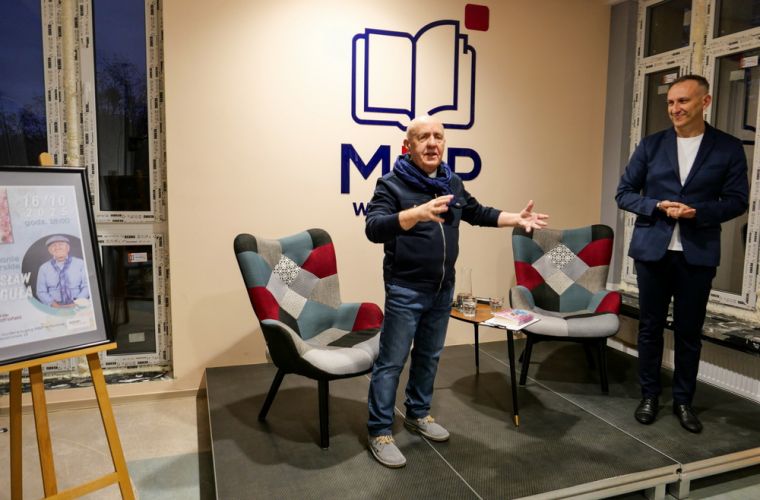 Stanisław Piguła o dziennikarstwie i pisarstwie. Na zdjęciu stoją: z lewej strony pisarz Stanisław Piguła, z prawej prowadzący spotkanie Marcin Szafrański.