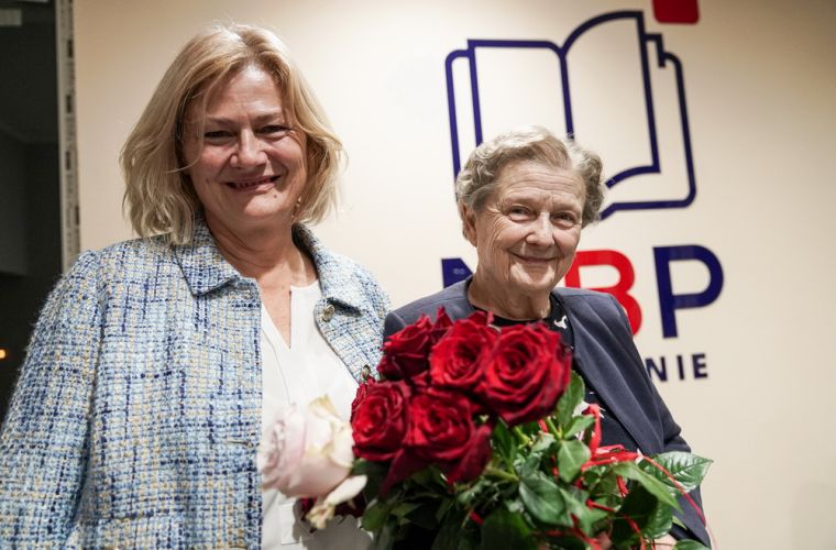 Jadwigi Werhun „Spacer po śladach”. Na zdjęciu od lewej córka autorki Małgorzata Werhun-Popiołek oraz autorka Jadwiga Werhun.