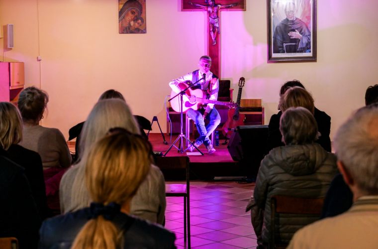 Na zdjęciu widzimy Zbigniewa Żuka poetę i pieśniarza podczas koncertu w kościele św. Wojciecha