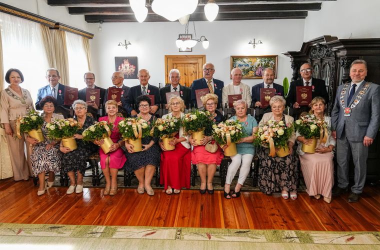 Na zdjęciu widzimy pary świętujące długoletnie pożycie małżeńskie
