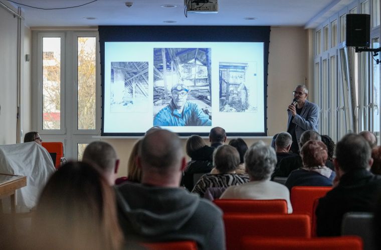 Zdjęcie przedstawia prezentację Artura Lodzińskiego podczas wystawy w Miejskiej Bibliotece Publicznej w Koninie