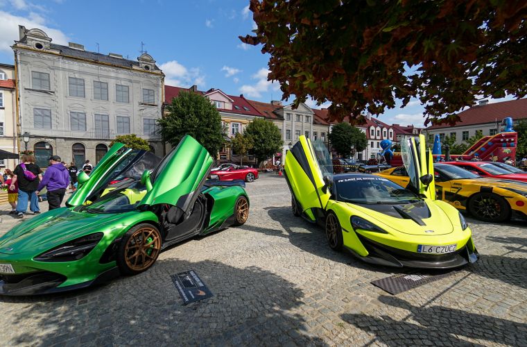 Na zdjęciu widzimy dwa samochody zaparkowane na Placu Wolności podczas imprezy  charytatywno-motoryzacyjnej
