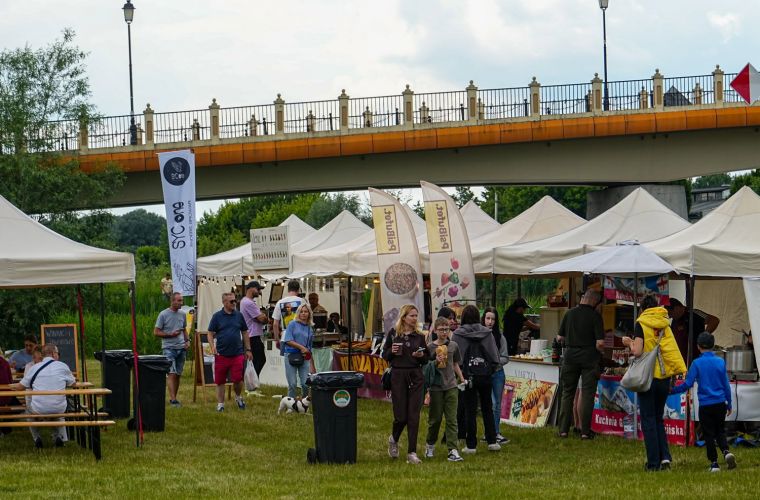 Zdjęcie na którym widzimy stoiska z jedzeniem podczas Festiwalu Smaków na Bulwarze Nadwarciańskim