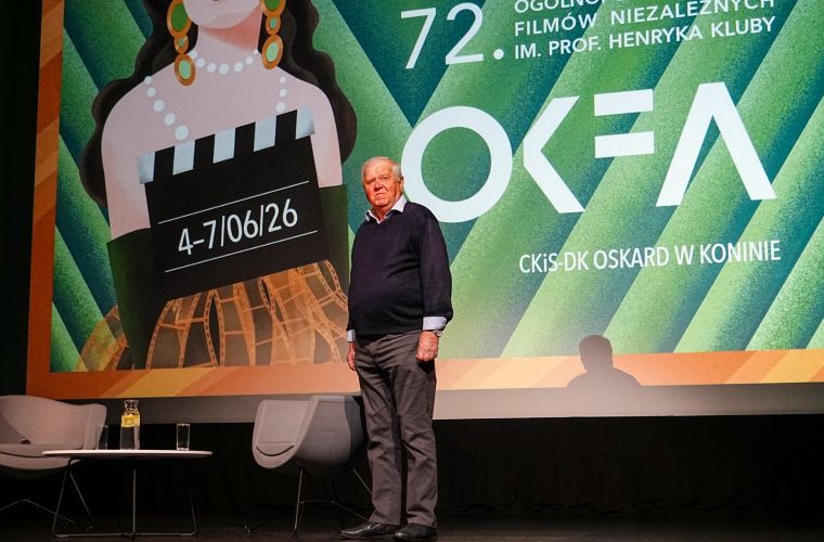 Na zdjęciu widzimy Marian Dziędziela podczas  Ogólnopolskiego Konkursu Filmów Amatorskich OKFA