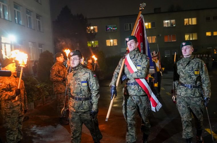 „Koperas”: Ślubowanie pierwszoklasistów i uroczysta zmiana warty. Na zdjęciu widać poczet sztandarowy w strojach mundurowych.