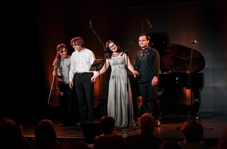 Romantyczne zakończenie Festiwalu Muzyczne Przestrzenie. Na zdjęciu są artyści trzymający się za ręce.