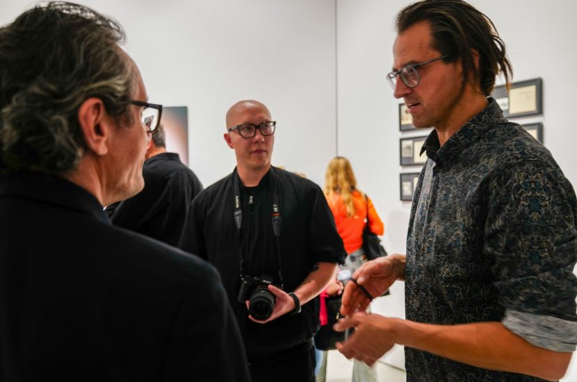 Na zdjęciu widzimy fotografa Pawła Kule podczas spotkania w Wieży Ciśnień