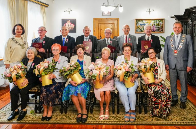 Na zdjęciu widzimy pary odznaczone medalem za długoletnie pożycie małżeńskie