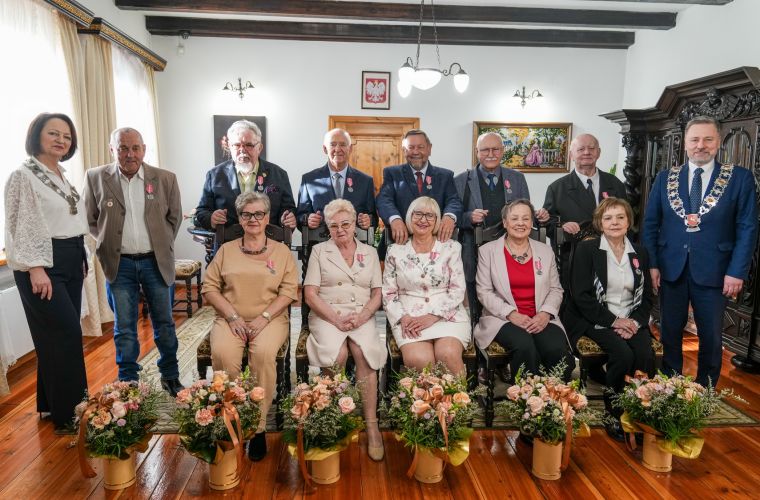 Na zdjęciu widać sześć par, które świętowały długoletni staż małżeński w Urzędzie Stanu Cywilnego w Koninie