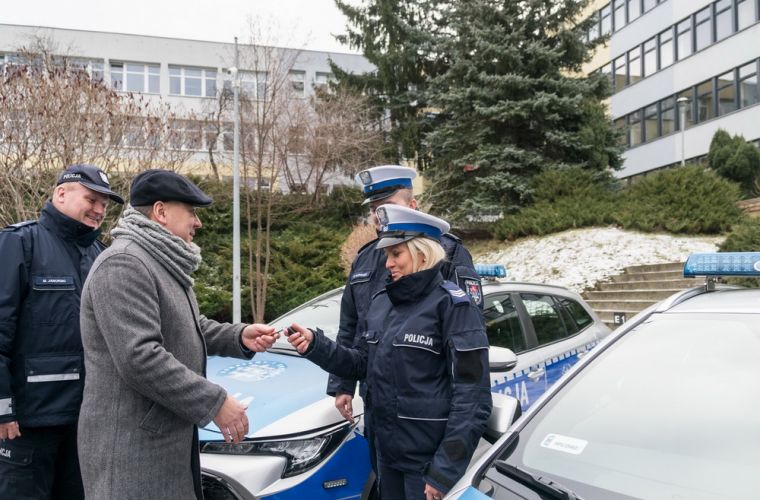 Link do artykułu - Hybrydowe toyoty dla policji