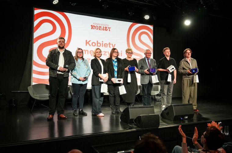 Zdjęcie przedstawia uczestników projektu „Kobiety i mężczyźni z pasją” realizowanego w ramach cyklu Konin Miasto Kobiet