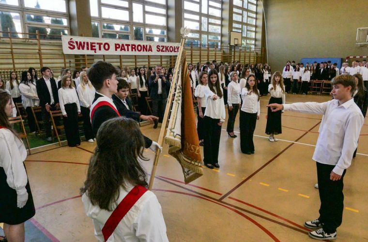 Święto Patrona w „Kościuszce”. Na zdjęciu widać uczniów składających przysięgę na sztandar.