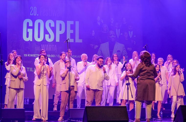 Zdjęcie przedstawia zespół Konin Gospel Choir podczas koncertu 20. Gospel nad Wartą