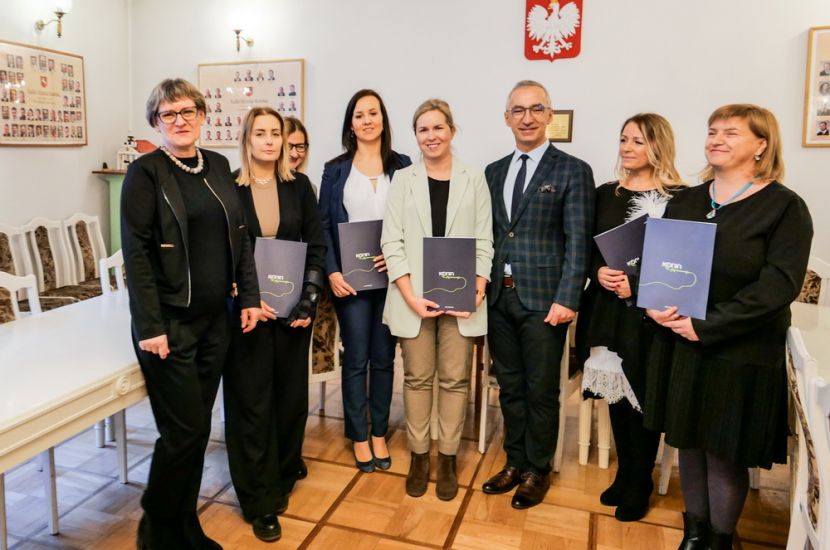 Link do artykułu - Sześć nauczycielek z awansami