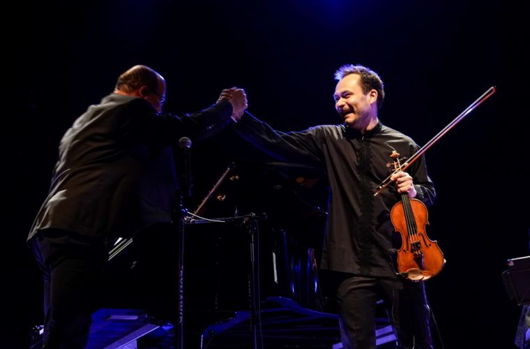 Najpierw Bach na jazzowo, a potem młode talenty na festiwalowej scenie. Na zdjęciu widać dwóch artystów, m.in. Janusza Wawrowskiego, gratulujących sobie po udanym występie.