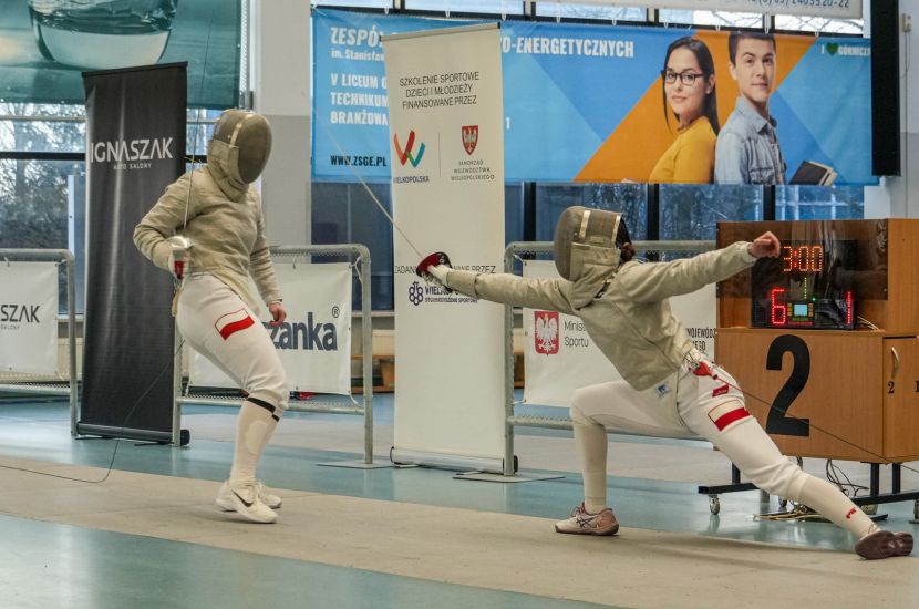 Na zdjęciu widocznych dwóch zawodników toczących walkę szermierczą podczas III Pucharu Polski Seniorów w szabli kobiet i mężczyzn oraz XXXIII Memoriału Zenona Ryszewskiego