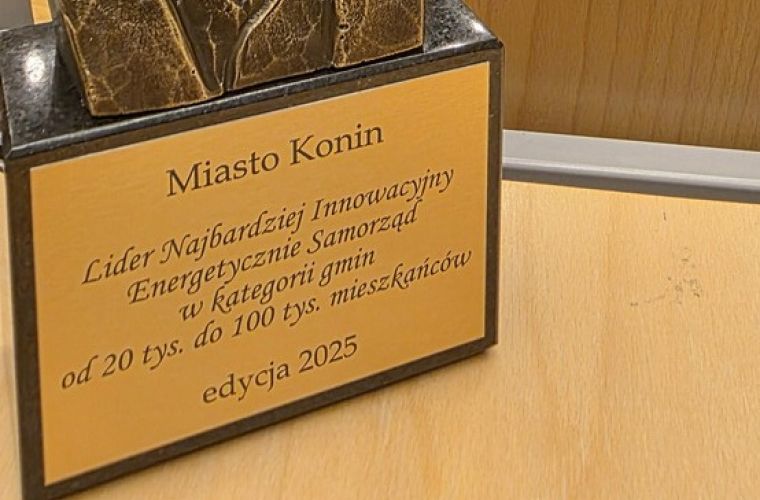 Konin w gronie liderów konkursu na Najbardziej Innowacyjny Energetycznie Samorząd. Na zdjęciu jest statuetka konkursu.