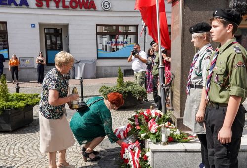 Msza św. i składanie kwiatów pod pomnikiem Marszałka Józefa Piłsudskiego