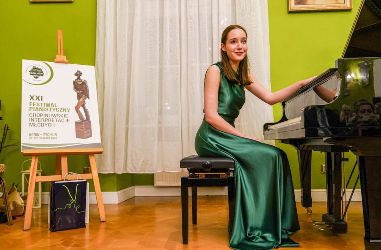 Zuzanna Sejbuk zwyciężczynią 21. Festiwalu Pianistycznego „Chopinowskie Interpretacje Młodych”. Na zdjęciu widać laureatkę konkursu siedzącą przy fortepianie.