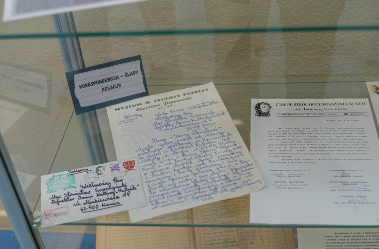 Na fotografii widzimy zdjęcia rękopisy  Stanisława Sroczyńskiego