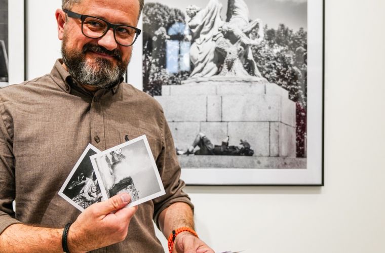 Na zdjęciu widzimy autora wystawy Witolda Pawlaczyka na tle fotografii Retrospektywa