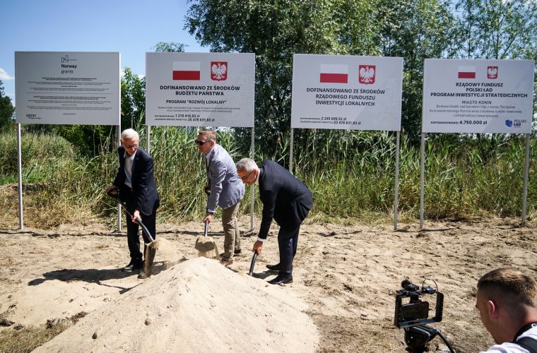 Link do artykułu - symboliczne wkopanie łopat pod budowę kładki nad kanałem Ulgi