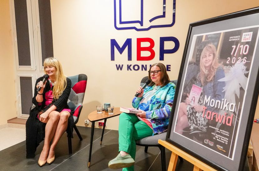Na zdjęciu widzimy Monikę Tarwid autorkę książek podczas spotkania w Miejskiej Bibliotece Publicznej