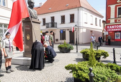 Msza św. i składanie kwiatów pod pomnikiem Marszałka Józefa Piłsudskiego
