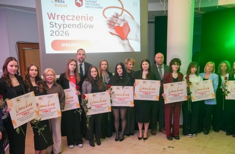 Stypendia dla uczennic. Kiedy kobiety wspierają kobiety, zmienia się świat