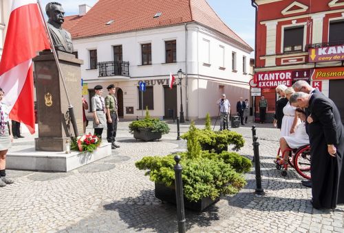 Msza św. i składanie kwiatów pod pomnikiem Marszałka Józefa Piłsudskiego