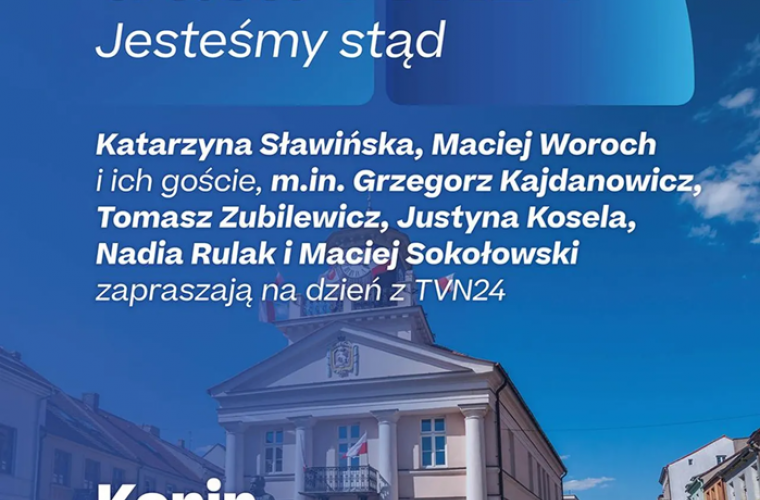 1 sierpnia urodzinowa ekipa TVN24 odwiedzi Konin. Na niebieskiej grafice widać w podcieniu ratusz miejski, na tle są białe napisy z programem i listą gości.