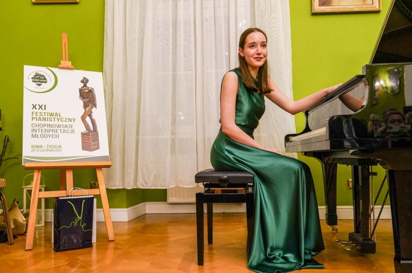 Zuzanna Sejbuk zwyciężczynią 21. Festiwalu Pianistycznego „Chopinowskie Interpretacje Młodych”. Na zdjęciu widać laureatkę konkursu siedzącą przy fortepianie.