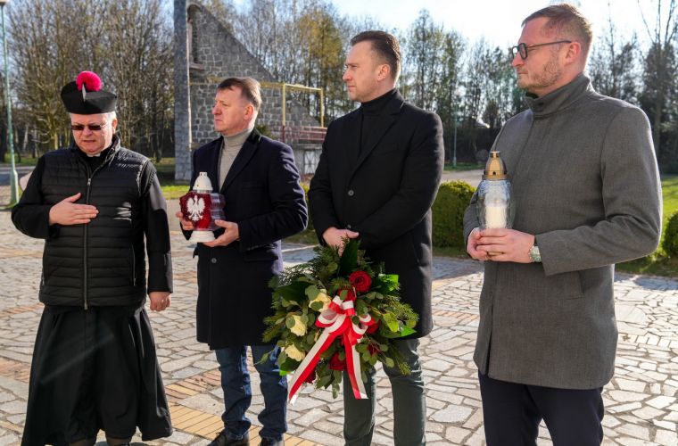 Na zdjęciu widoczna jest tablica upamiętniająca ofiary podczas katastrofy smoleńskiej