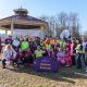 Zdjęcie przedstawia uczestników biegu Parkrun Jeziorko Zatorze