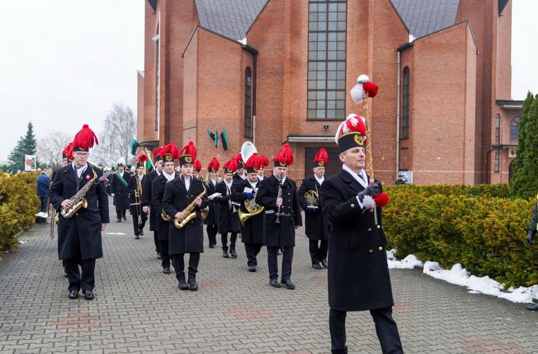 Barbórka 2025 w Koninie. Na zdjęciu widać idącą ulicą orkiestrę górniczą.