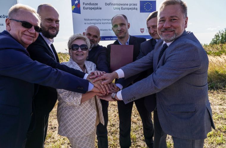 Nowoczesna zajezdnia autobusowa już za ponad 2 lata. Na zdjęciu widoczni są stojący w miejscu, gdzie ma być zlokalizowana inwestycja: prezes ARR, prezes MZK, przedstawiciele TORPOL i BBF, prezydent Konina Piotr Korytkowski.