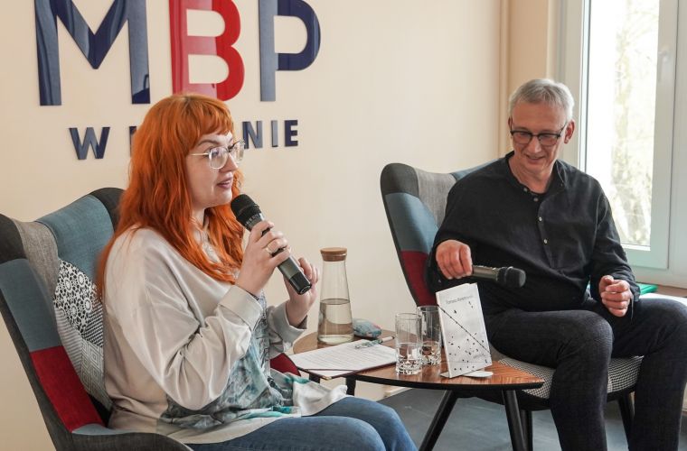 Na zdjęckiu widzimy Poetę Tomasza Berestwoskiego w trakcie spotkania z fanami w Miejskiej Bibliotece Publicznej